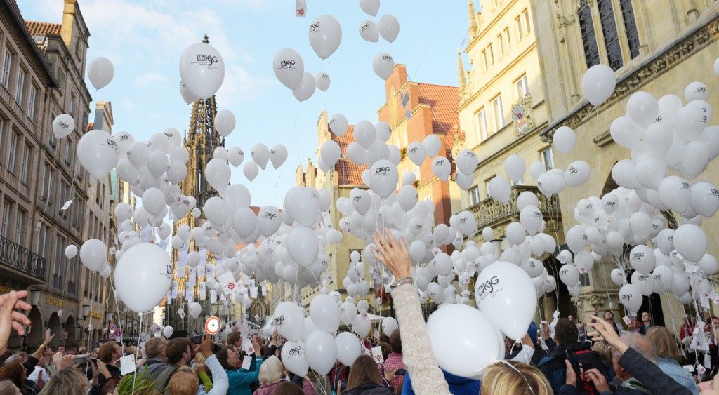 KjG lässt Luftballons für den Frieden steigen