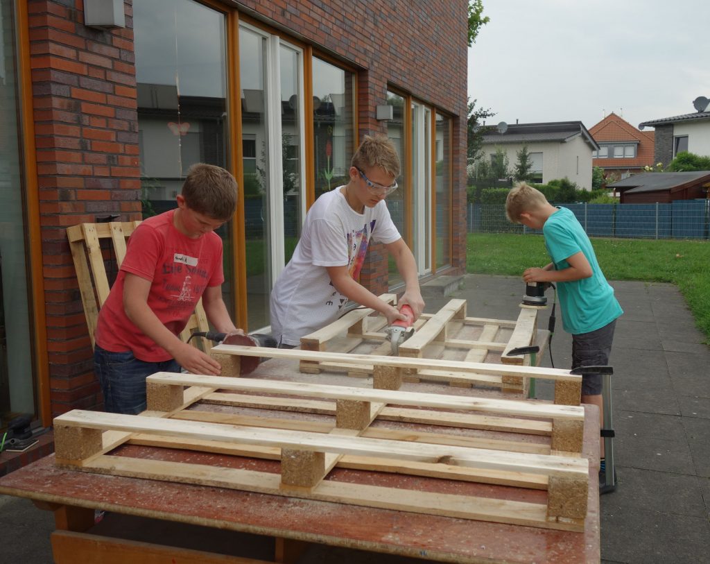 Gemeinsam etwas erschaffen: Gartenmöbel für den offenen Treff in Borken